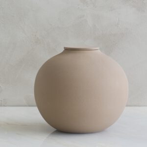 VEDA – handgemaakte eco urn in zandkleurig engobe (3,9 l)