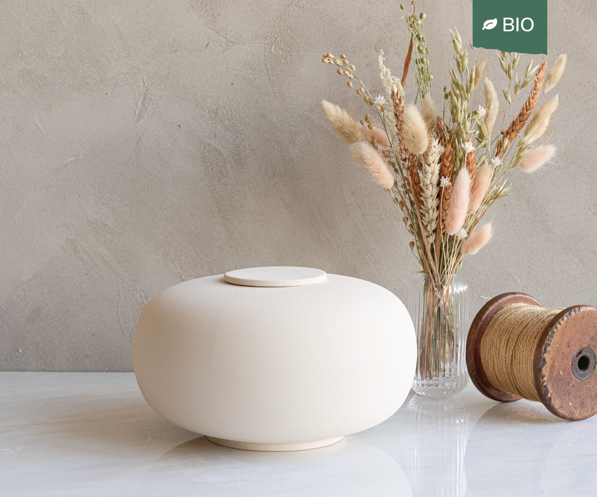 NOMA – handgemaakte eco urne in zacht beige engobe - Afbeelding 3