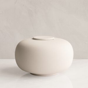 NOMA – handgemaakte eco urne in zacht beige engobe