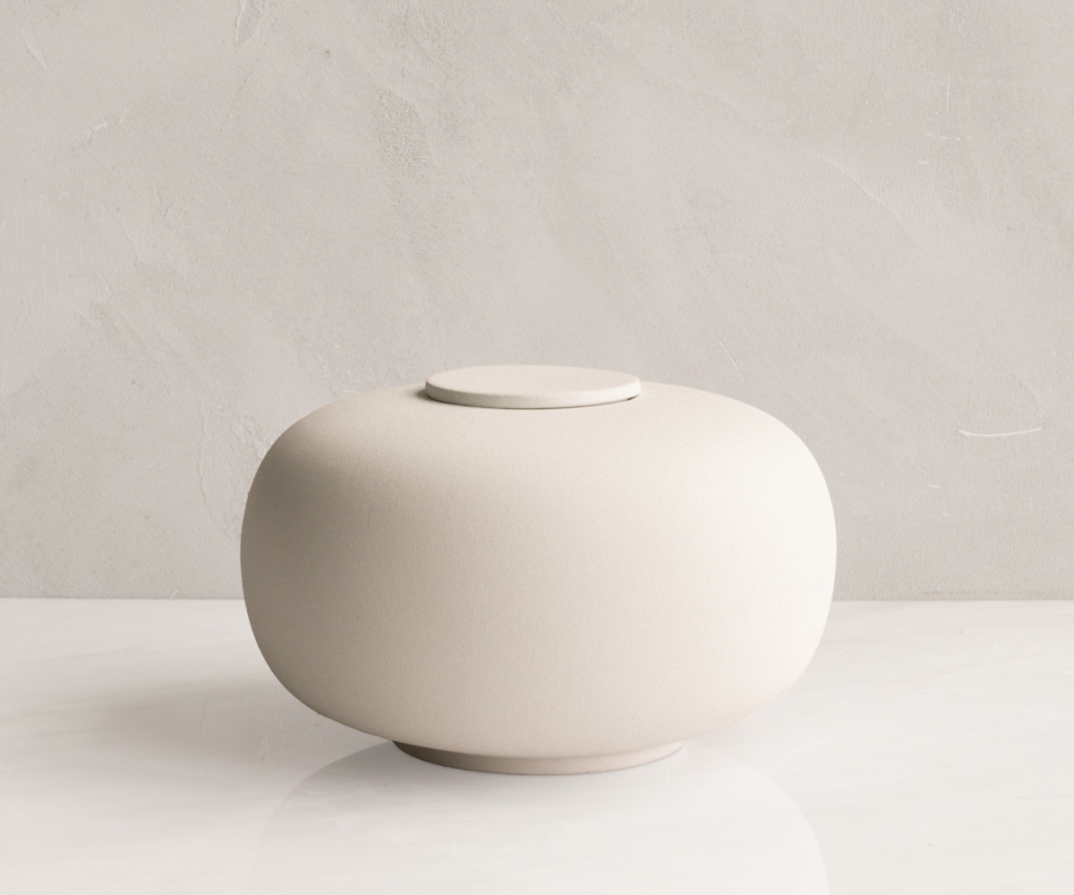 NOMA – handgemaakte eco urne in zacht beige engobe