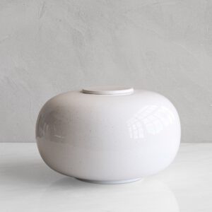 NOMA – handgemaakte eco urne in gespikkeld wit keramiek