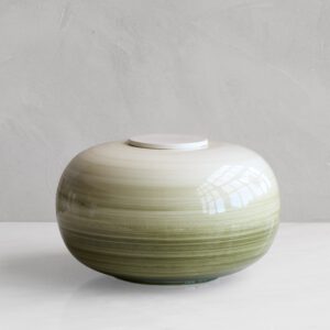 NOMA – handgemaakte urne in zacht wit naar groen keramiek