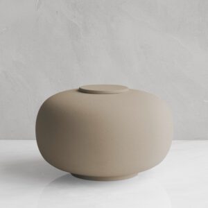 NOMA – handgemaakte eco urne in zandkleurig engobe