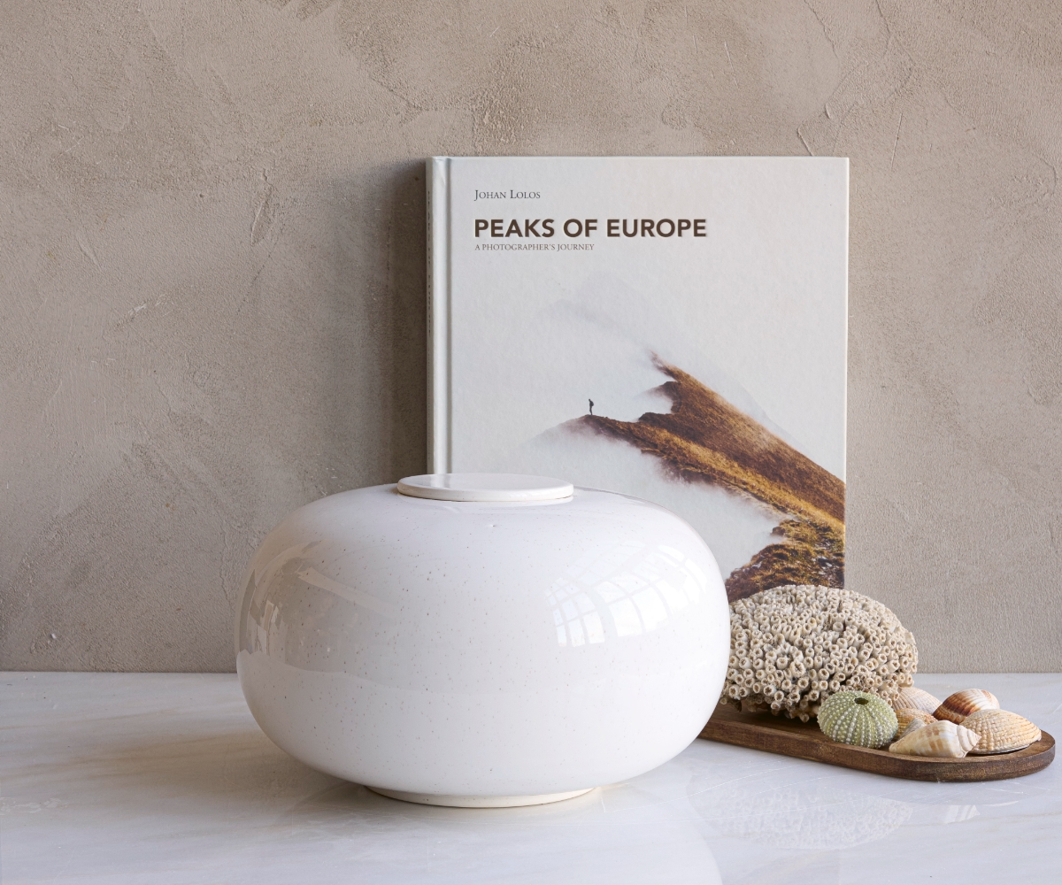 NOMA – handgemaakte eco urne in gespikkeld wit keramiek - Afbeelding 2