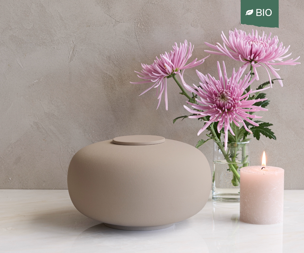 NOMA – handgemaakte eco urne in zandkleurig engobe - Afbeelding 3